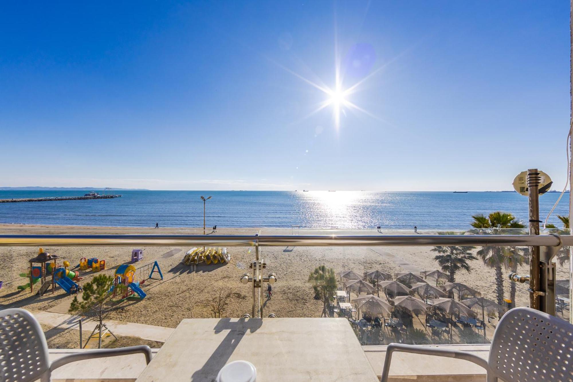 The Beachfront Apartment Durrës Eksteriør bilde